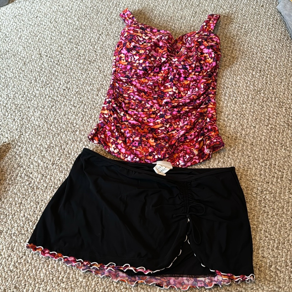 Profile 36D size 10 bathing suit Underwire and holds the girls up!